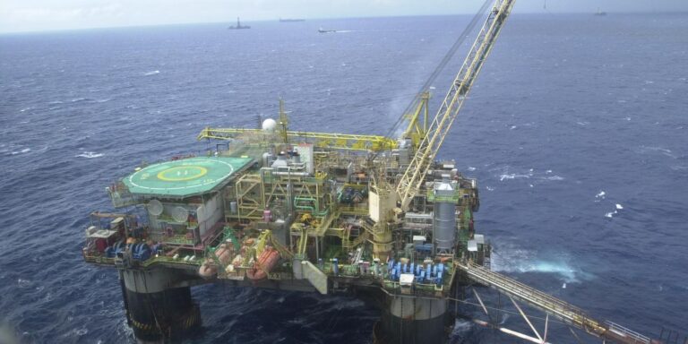 Em meio à guerra no Irã, Brasil bate recorde de produção de petróleo