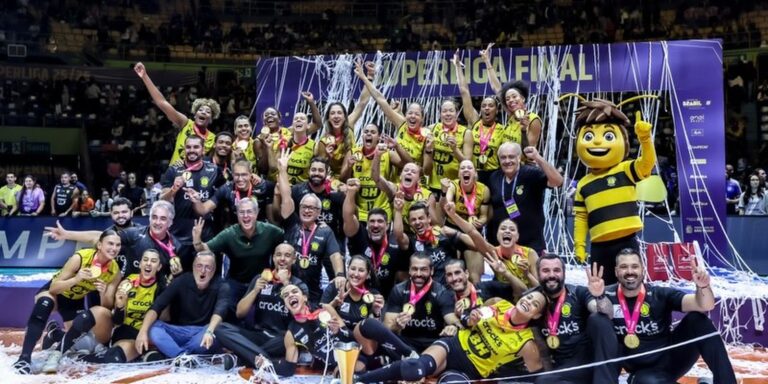 Praia Clube bate Minas e fatura título da Superliga Feminina de vôlei