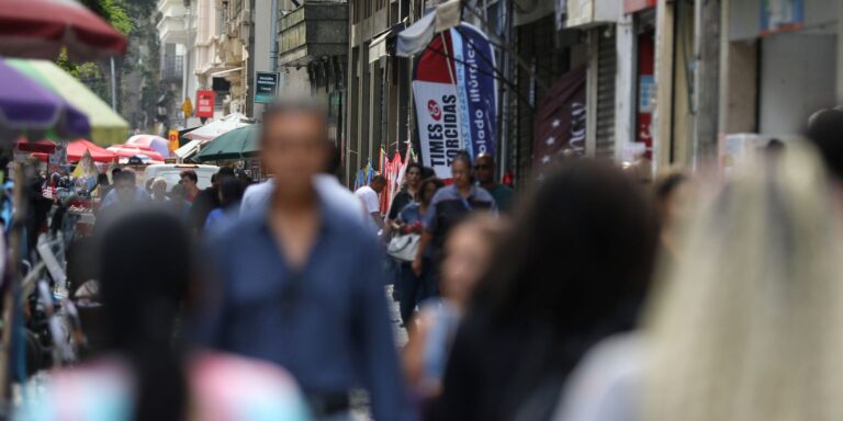 Taxa de desemprego de pretos é 55% maior que a de brancos, revela IBGE