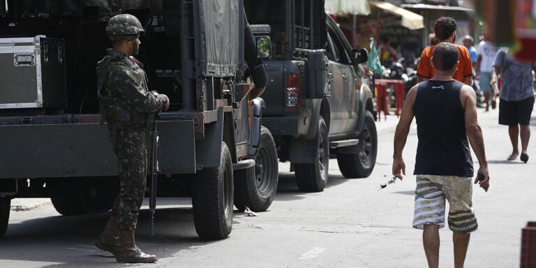 Polícia faz ação para cumprir 56 mandados de prisão na Maré, no Rio