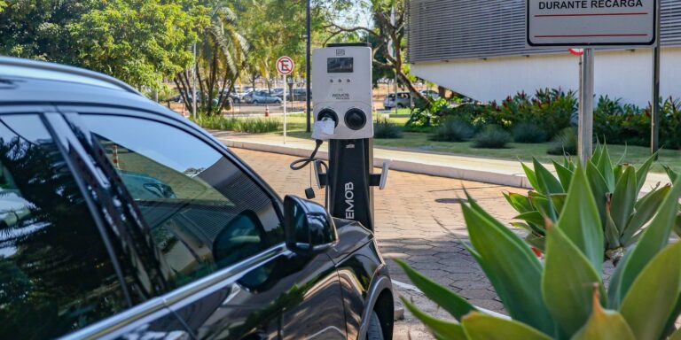 Governo mantém elevação de tarifas a carro elétrico e renova cota zero