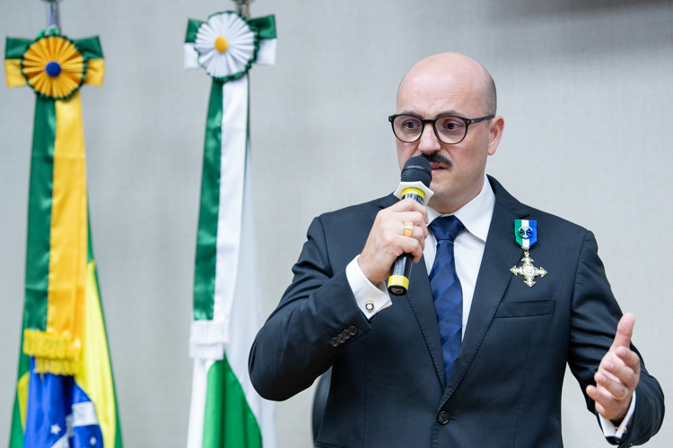 Médico Paulo César Moura Júnior recebe Medalha da Ordem do Mérito Legislativo