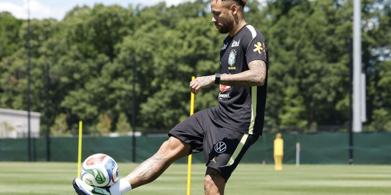 Neymar volta a treinar com a seleção a 2 dias do jogo contra o Haiti