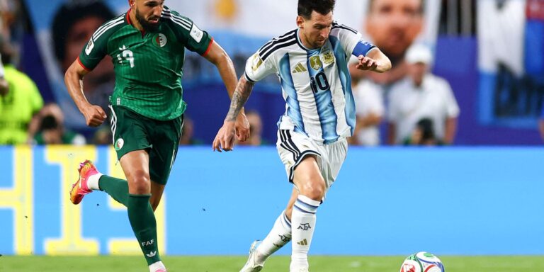 Messi vira maior artilheiro das copas e lidera Argentina em estreia