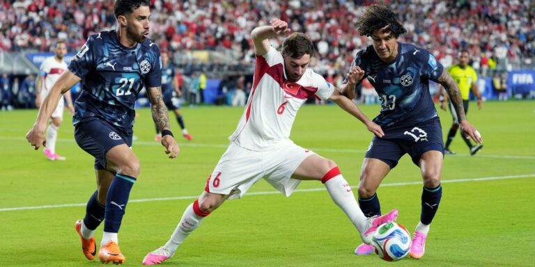 Paraguai vence por 1 a 0 e elimina Turquia no grupo D da Copa