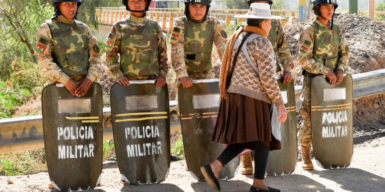 Bolívia: caem bloqueios após estado de exceção e acordo com sindicato
