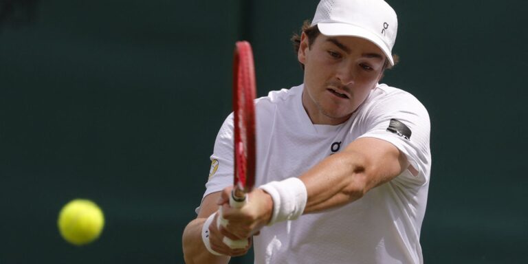 João Fonseca estreia em Wimbledon com 3 a 0 sobre Bautista Agut