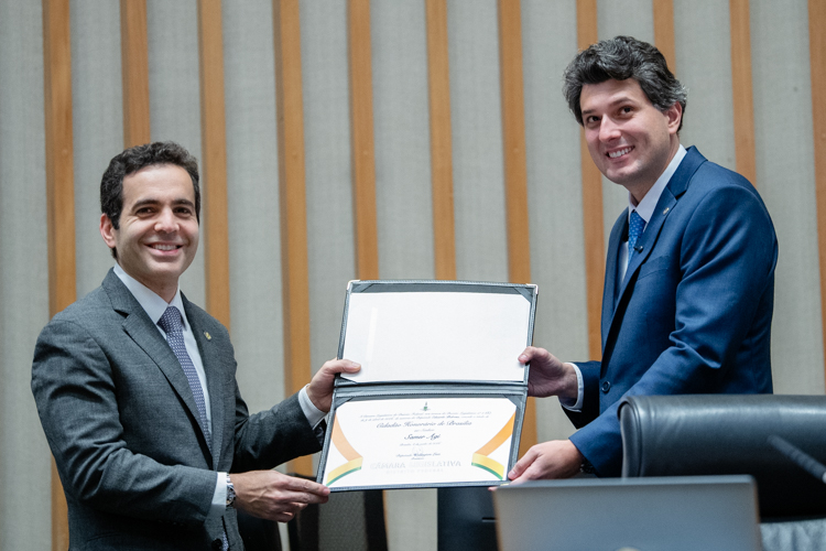 CLDF entrega Título de Cidadão Honorário de Brasília a Samer Agi