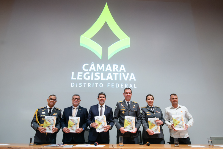 CLDF presta homenagem aos 170 anos do Corpo de Bombeiros Militar do Distrito Federal