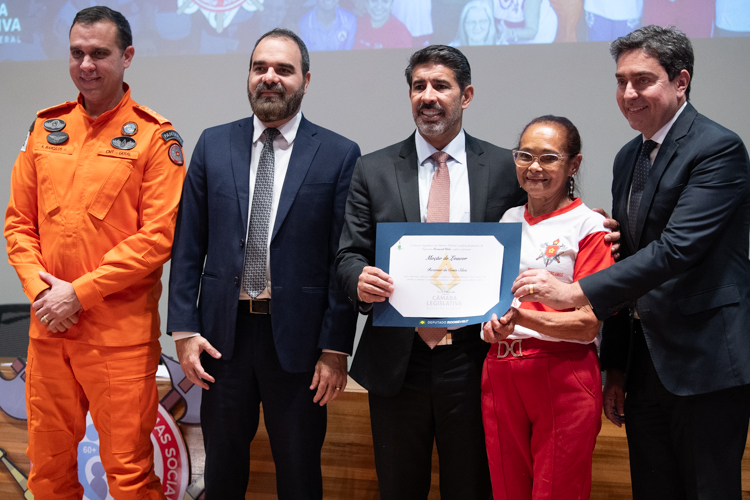 CLDF homenageia Programa Bombeiro Amigo, voltado à qualidade de vida de idosos