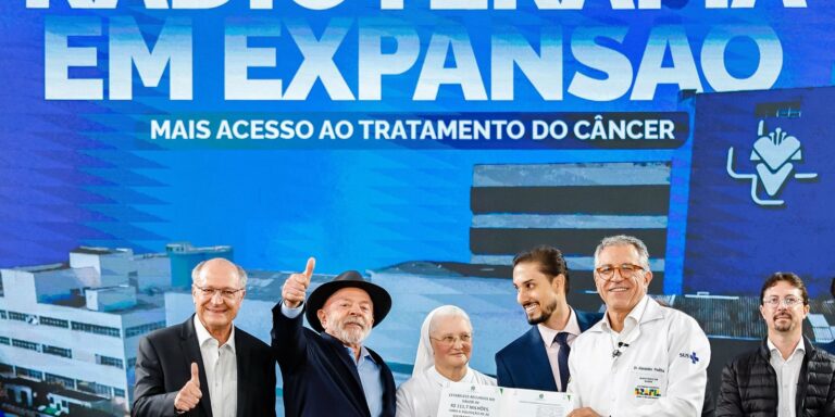 Lula entrega aparelhos de radioterapia em São Paulo
