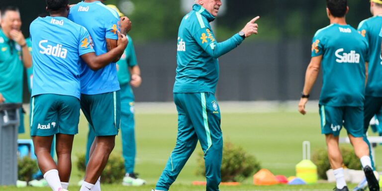 Prestes a estrear na Copa, Ancelotti não dá pistas sobre escalação