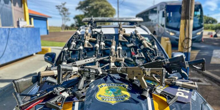 PRF apreende 26 fuzis durante abordagem a caminhão no Paraná