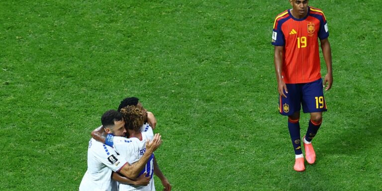 Cabo Verde segura Espanha e estreia em Copas com empate histórico