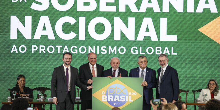 "Brasil não abaixa a cabeça", diz Durigan ao defender soberania e Pix