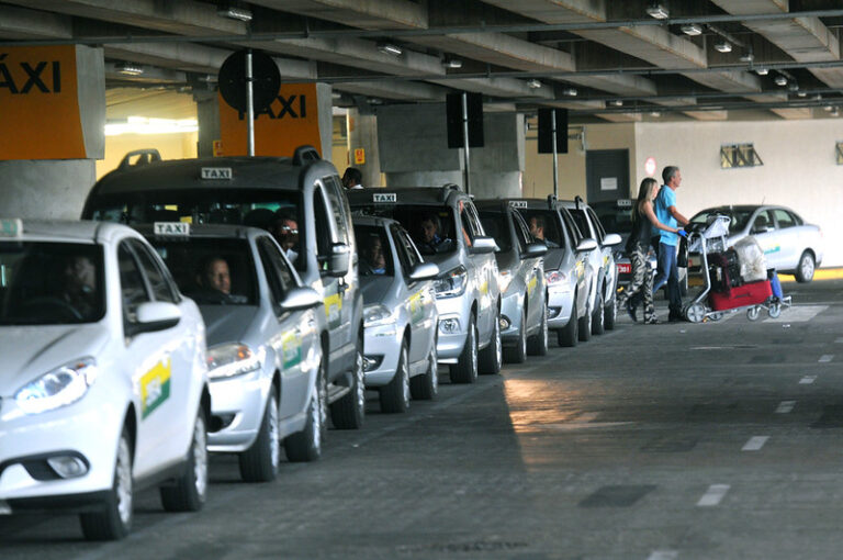 Nova lei regulamenta cessão de direitos de outorgas de táxi no Distrito Federal