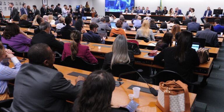 CCJ da Câmara adia análise da PEC da redução da maioridade penal