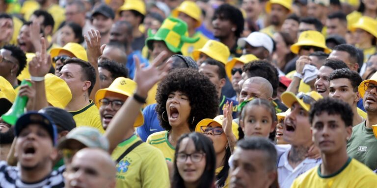 Torcedores se reúnem no centro de SP para assistir ao jogo do Brasil