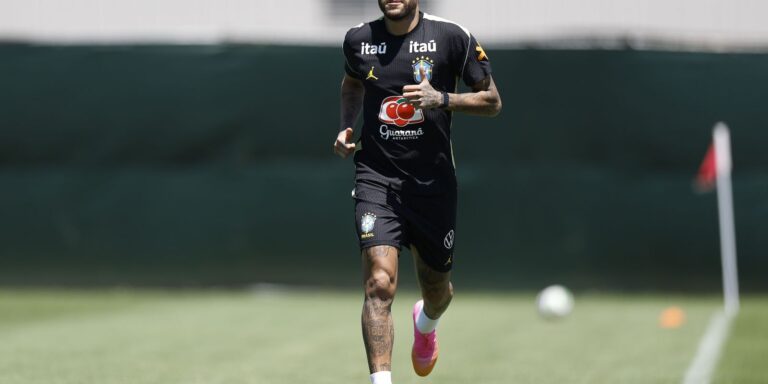 Neymar vai a campo pela primeira vez em treino da seleção brasileira