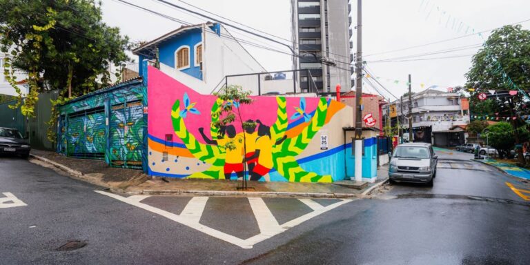 Mural em SP celebra futebol feminino um ano antes da Copa no Brasil