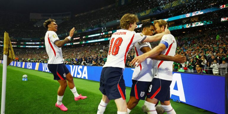 Com um a menos, Inglaterra derruba México no Azteca e segue na Copa