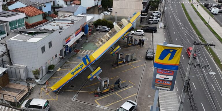Polícia investiga morte de três eletrocutados após ventania no Rio
