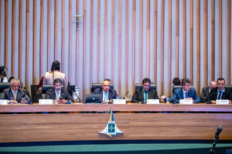 CLDF aprova programa de proteção integral para profissionais de saúde do Distrito Federal