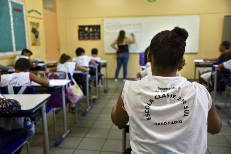 CLDF aprova transparência de materiais didáticos nas escolas públicas do Distrito Federal