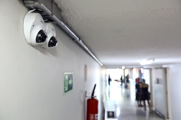 Nova lei impõe instalação de câmeras em sessões clínicas para pessoas com deficiência no DF