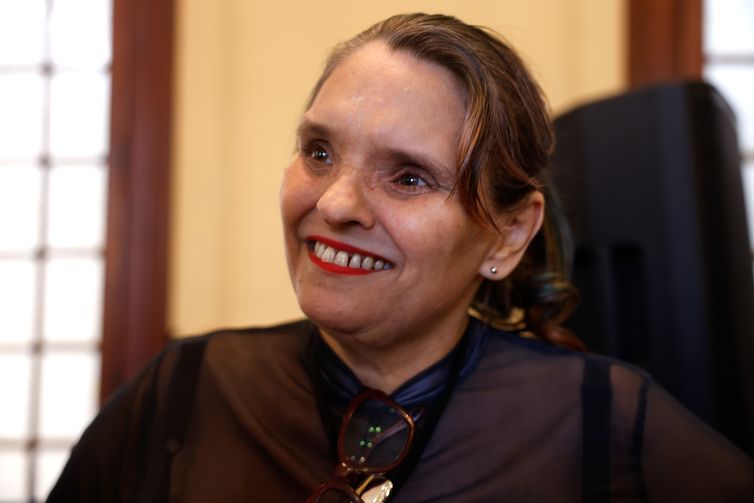 Rio de Janeiro (RJ), 03/07/2026 - A professora de Comunicação da UFRJ, Suzy dos Santos, participa da cerimônia que marca o início das transmissões experimentais da Rádio UFRJ FM, fruto da parceria entre a maior universidade federal do país e a Empresa Brasil de Comunicação (EBC). A emissora ocupará a frequência 88,9 MHz, com cobertura para o Grande Rio.  Foto: Tânia Rêgo/Agência Brasil