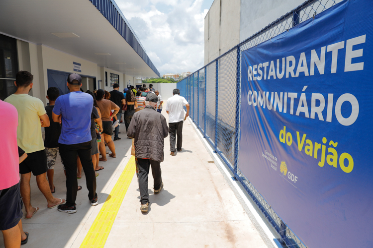 PL aprovado pela CLDF cria o Programa Alimenta Brasília que prevê entrega de pão e leite