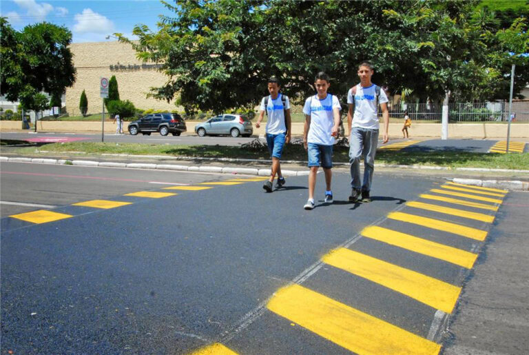 Lei exige faixa de pedestre elevada em frente a escolas e unidades de saúde