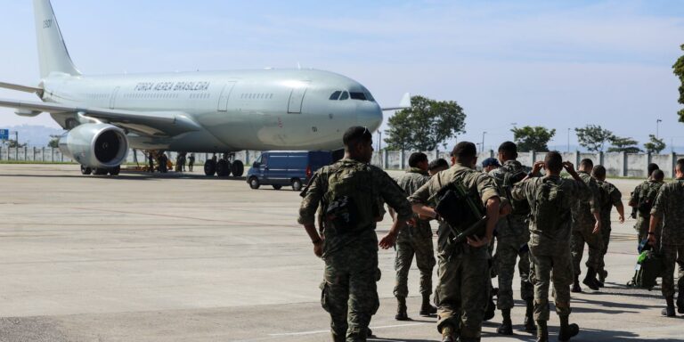 FAB envia militares e 18 toneladas de medicamentos para a Venezuela