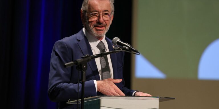 “Brasil não vai abandonar a mesa”, diz ministro sobre taxação dos EUA