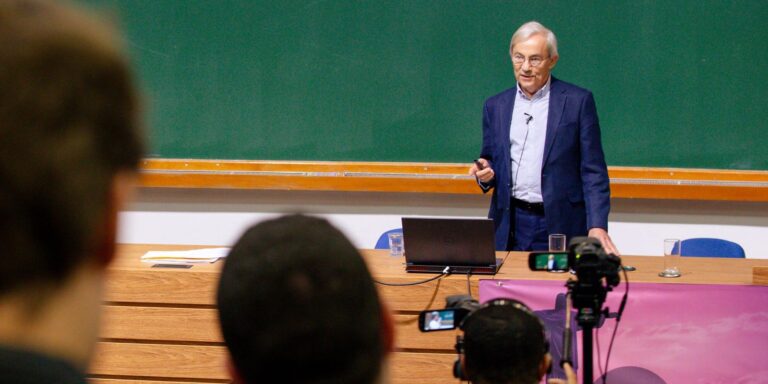 Nobel da economia diz que impacto da IA no emprego é superestimado