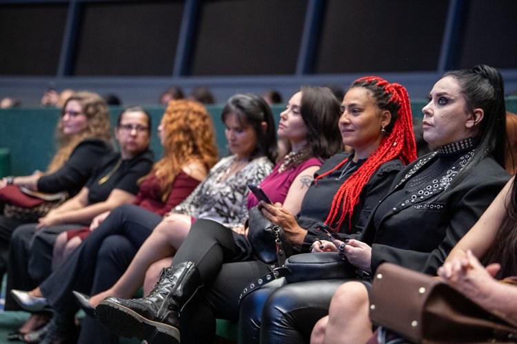 Mulheres do rock defendem mais espaço, segurança e políticas públicas em solenidade na CLDF
