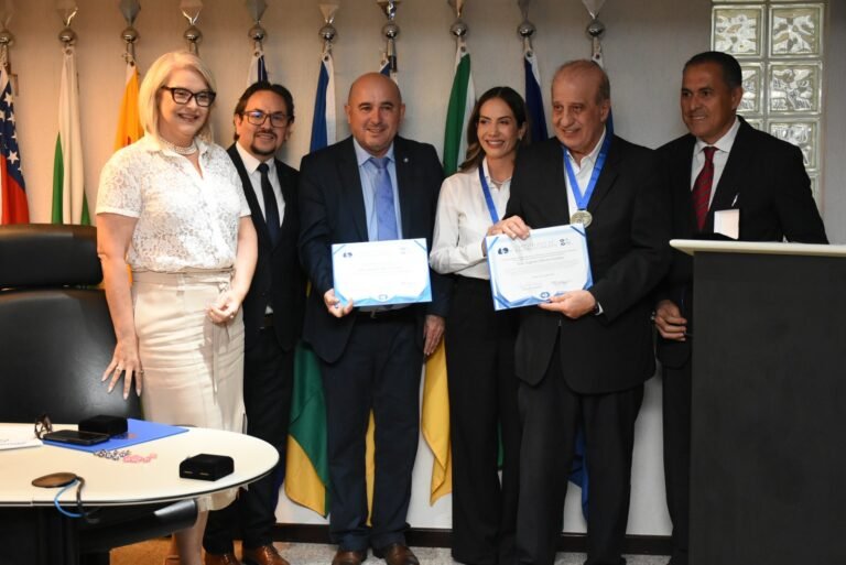 Ministro Augusto Nardes e Cris Nardes recebem a Medalha do Mérito do Jubileu de Diamante da Administração