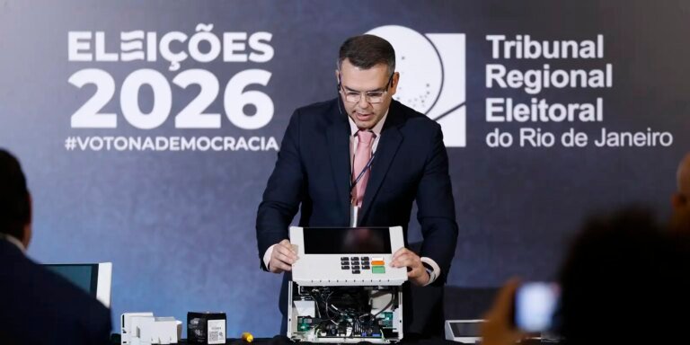TRE-RJ abre urna para o público e defende segurança do voto eletrônico