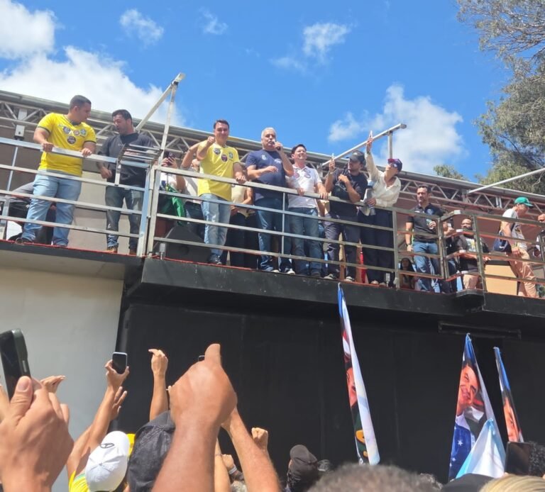 Flávio Bolsonaro arrasta multidão em Vitória da Conquista (BA) e defende voto útil no primeiro turno