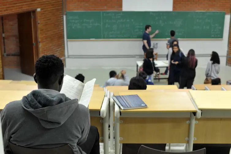 UnB foi a primeira universidade federal a adotar sistema de cotas raciais


UnB reserva vagas para negros desde o vestibular de 2004


Percentual de negros com diploma cresceu quase quatro vezes desde 2000, segundo IBGE