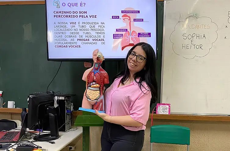 Professora Giovanna Macedo, de Campinas (SP) que usou I.A  em ação com estudantes.  Foto: Giovanna Macedo/ Arquivo pessoal